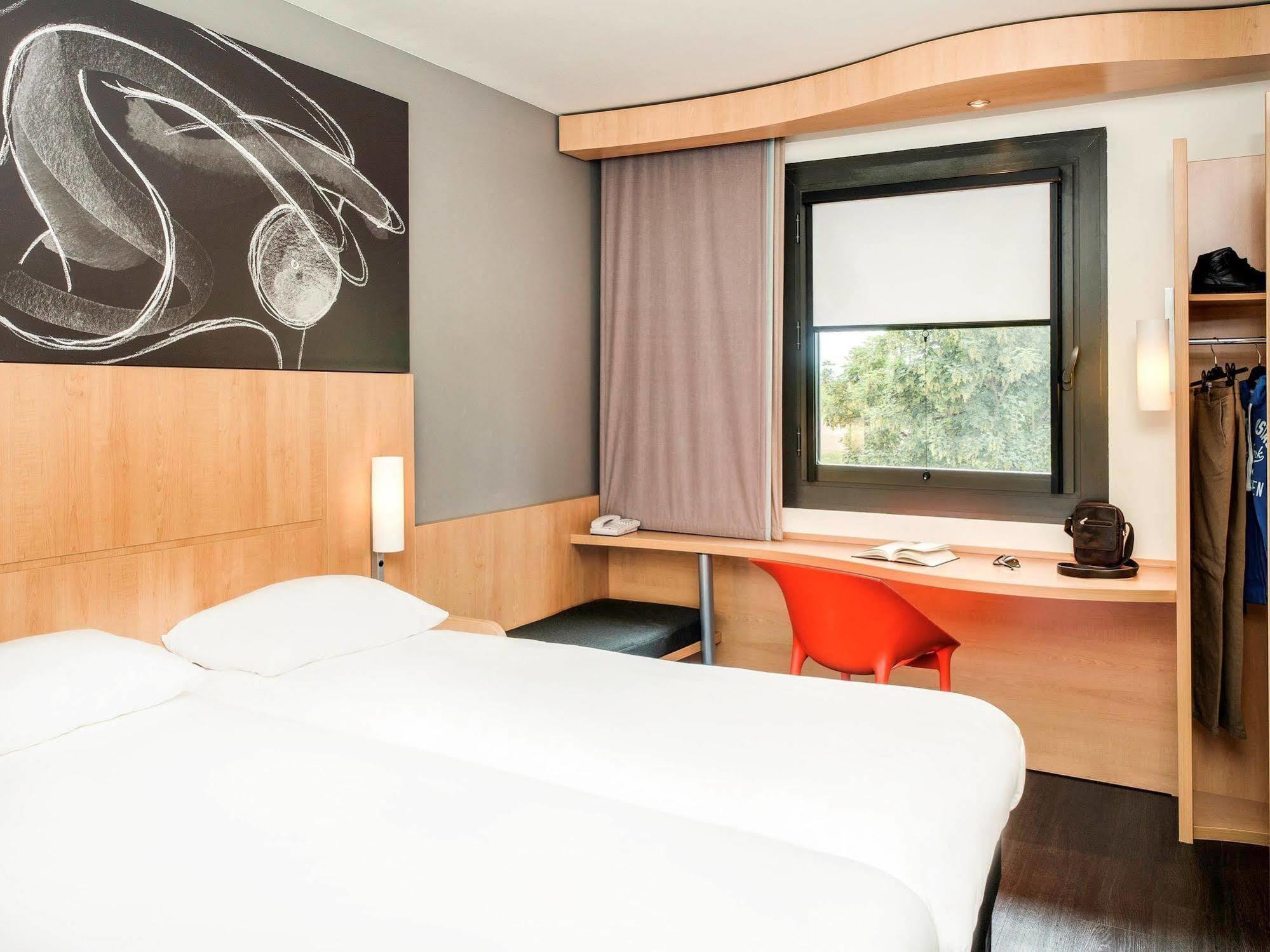 Ibis Montceau Les Mines Hotel Buitenkant foto