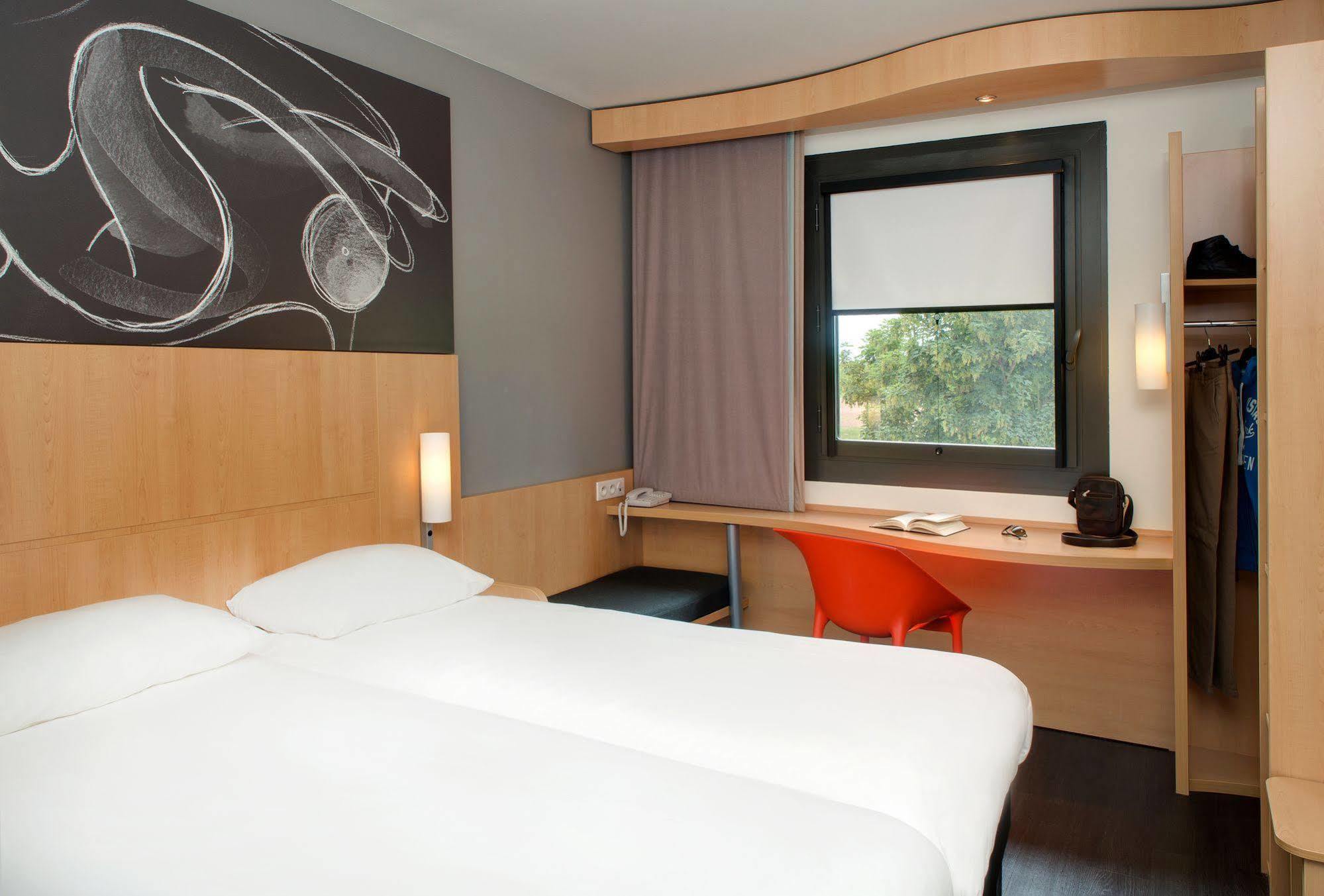 Ibis Montceau Les Mines Hotel Buitenkant foto